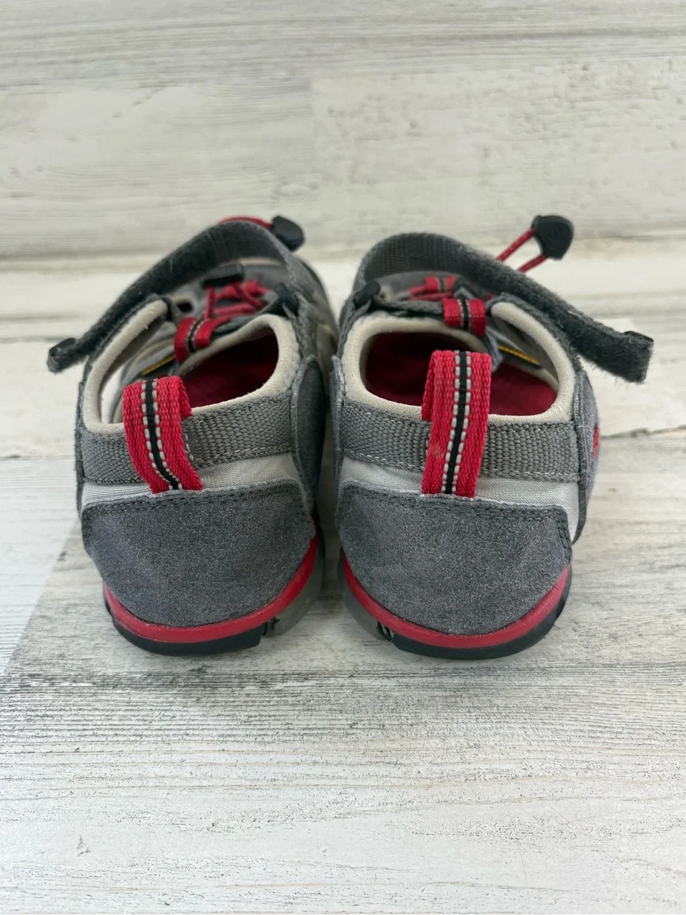 Keen Youth Size 1 Seacamp II CNX Water Sandals In Gray/Red Contour Arch